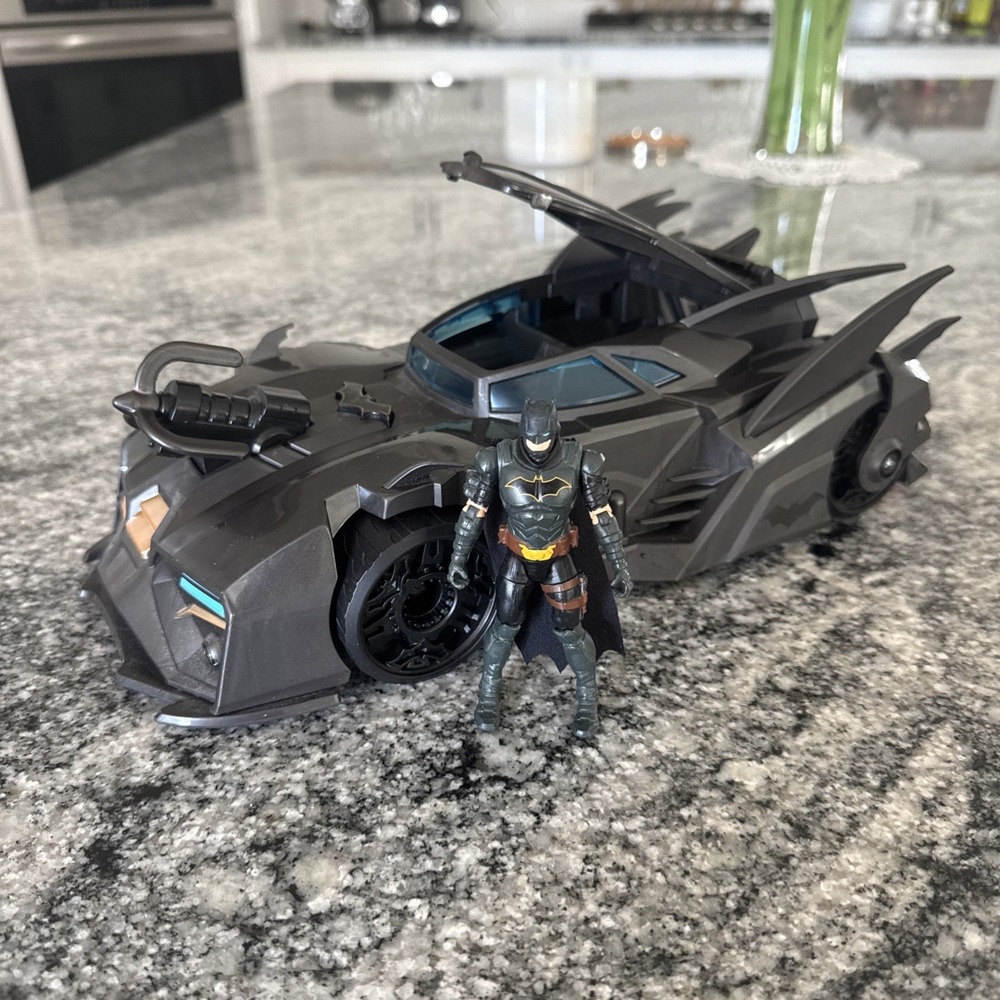 DC Comics‎ Crusader Batmobile Playset 4-inch Batman Figure Dark Knight With Cape
